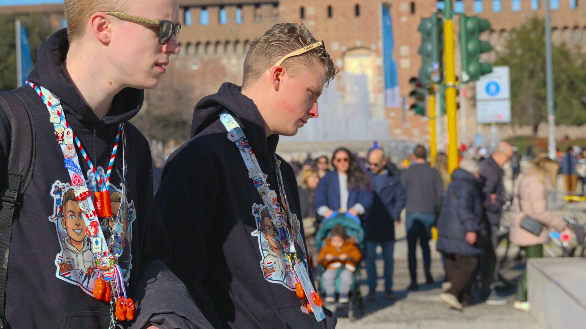 Bauke en Jesse rinne troch Milaan op syk nei nije pins