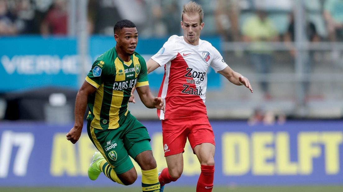 Debutant Milan van Ewijk (l) wordt achtervolgd door Vaclav Cerny van FC Utrecht.