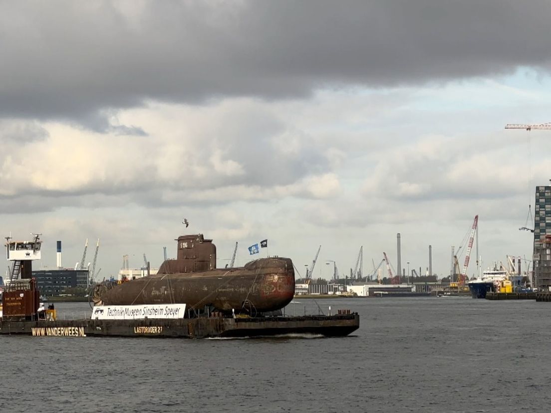 Het bijzondere transport: een Duitse U-17-duikboot op een ponton van het Dordtse transportbedrijf Van der Wees