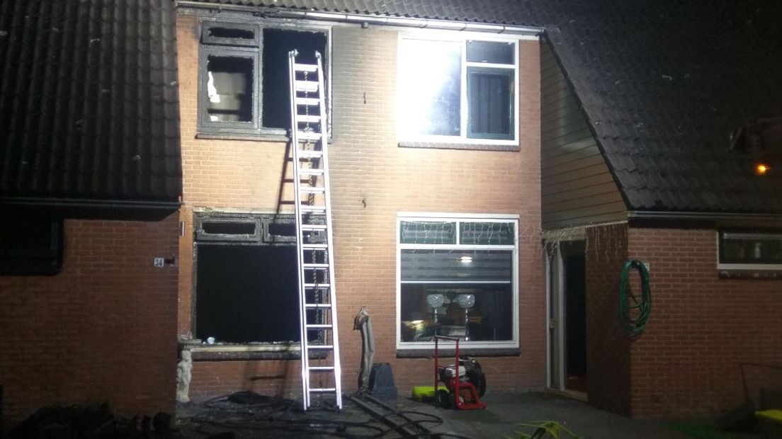 Een rijtjeshuis aan de Papaverstraat in Doetinchem is zaterdag even voor middernacht helemaal uitgebrand. In de woning is een dode aangetroffen.