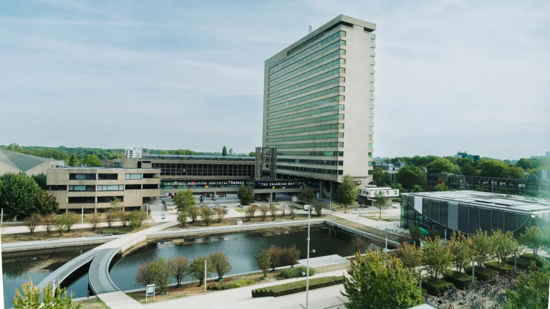 Zicht op de campus van de Erasmus Universiteit Rotterdam