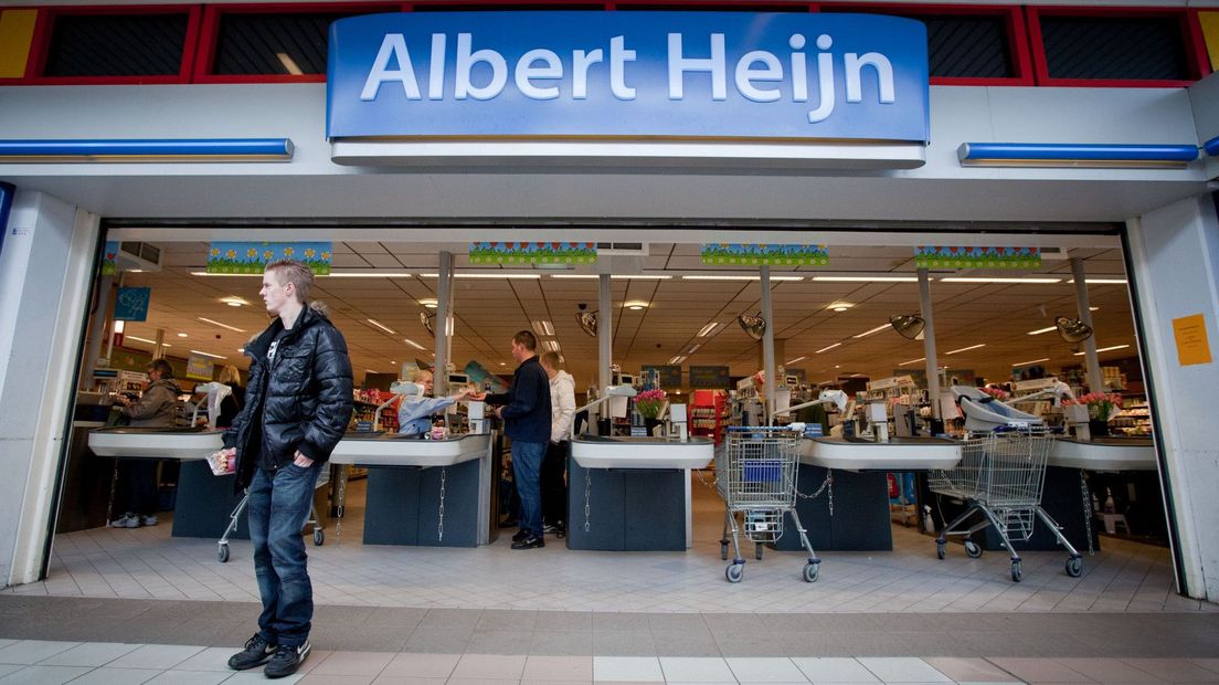 12 april 2011: De eerste mensen halen weer hun boodschappen bij Albert Heijn, waar de schutter zelfmoord pleegde