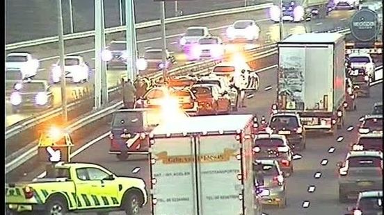 Twee rijstroken dicht op A2 na ongeval met meerdere voertuigen. Twee rijstroken dicht op A2 na ongeval met meerdere voertuigen.