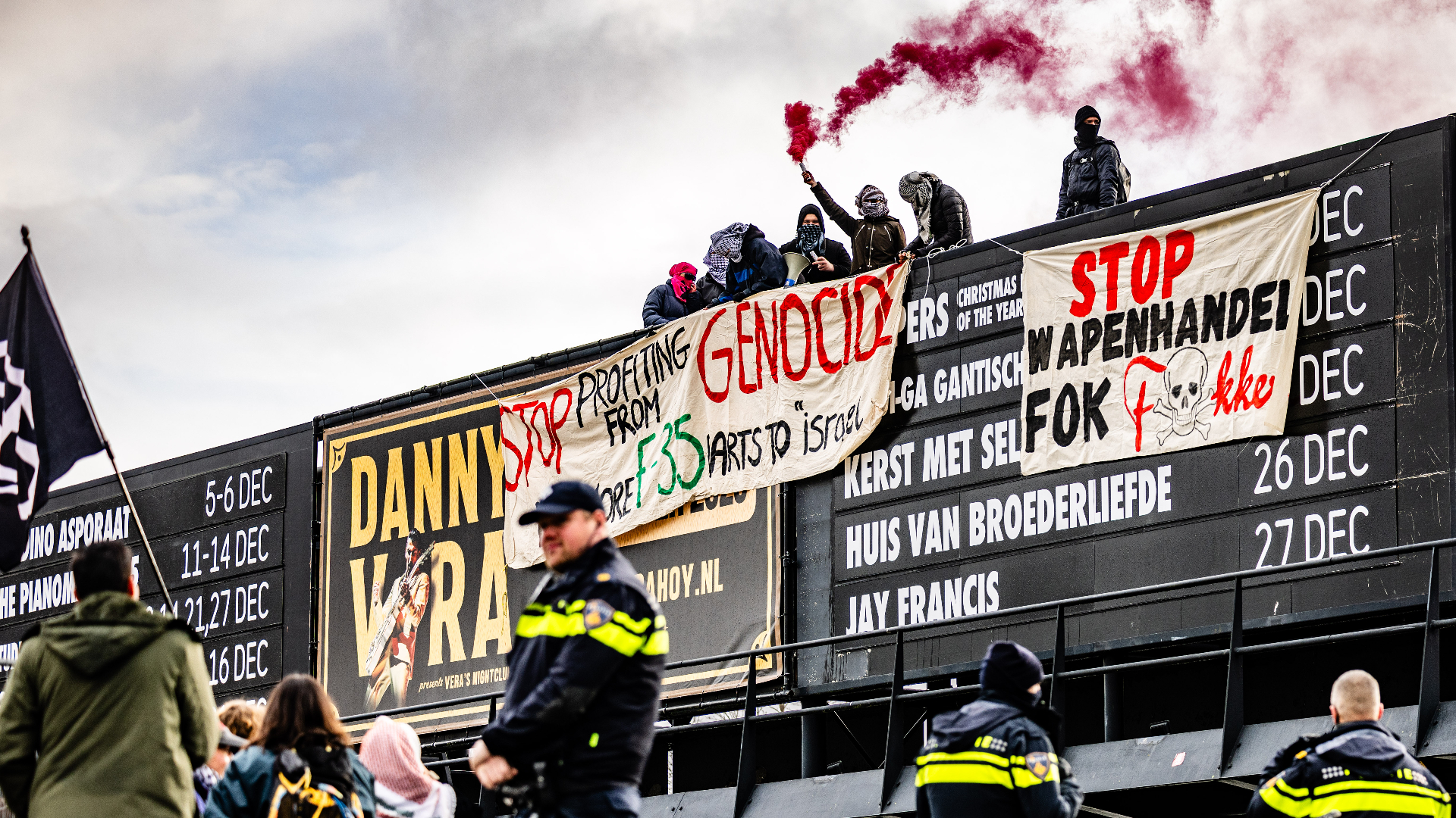 Demonstranten zijn op het agendabord bij Ahoy geklommen.