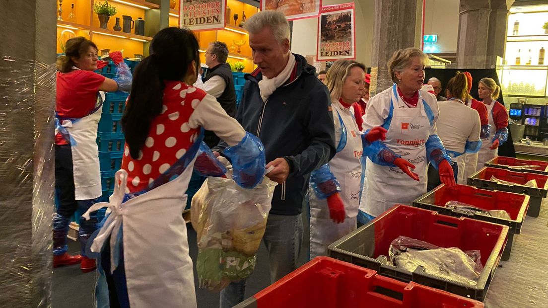 In zakken worden de haring en het wittebrood meegegeven