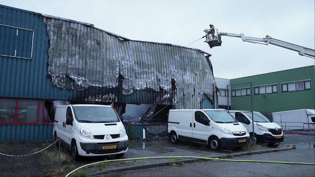 Uitslaande brand in Deventer legt autobedrijf in de as