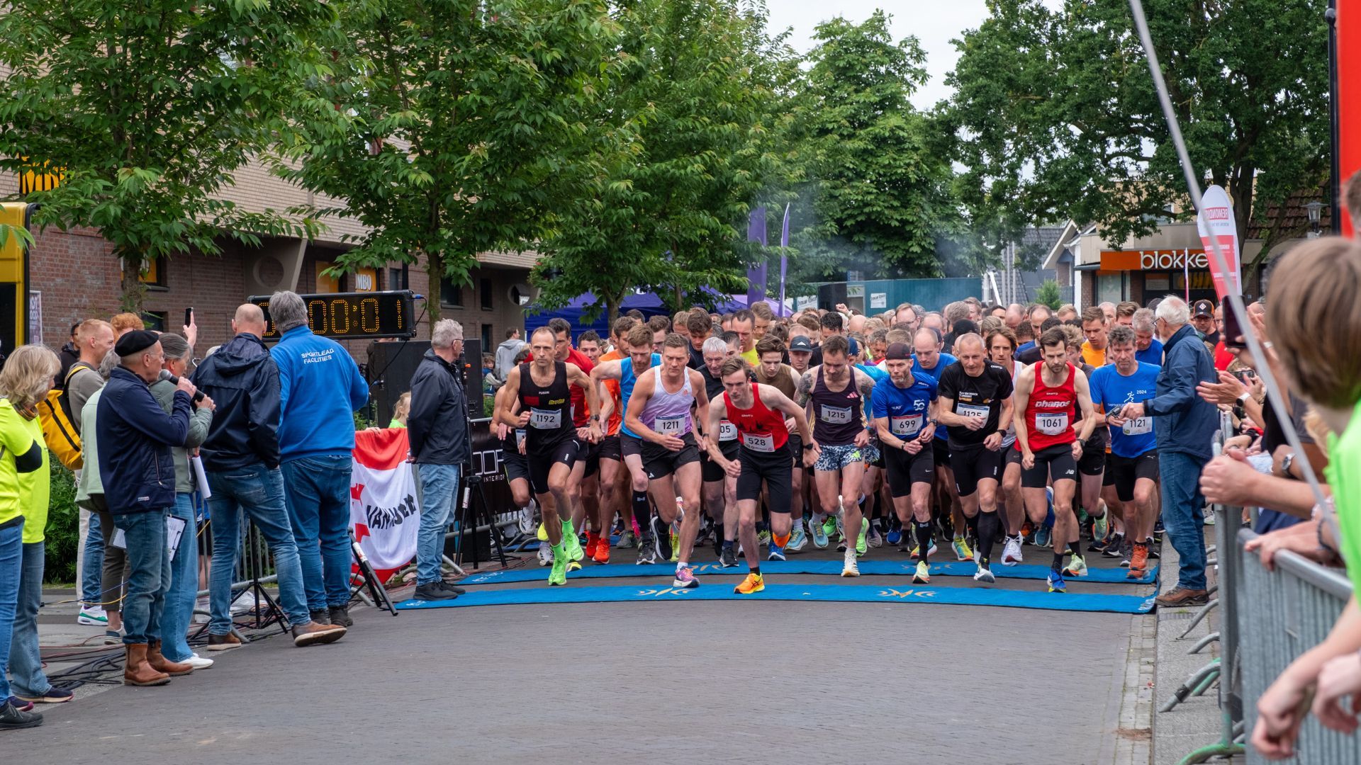 De start van de 10 kilometer run vorig jaar in mei.