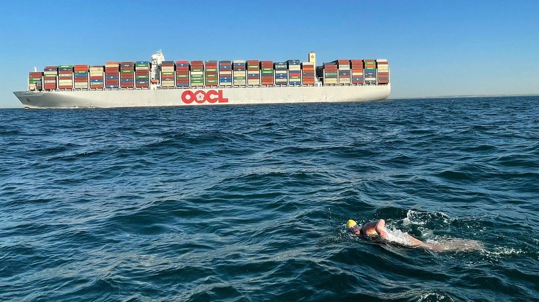 Teamlid Marit Boots met op de achtergrond een schip met meer dan 4500 containers.