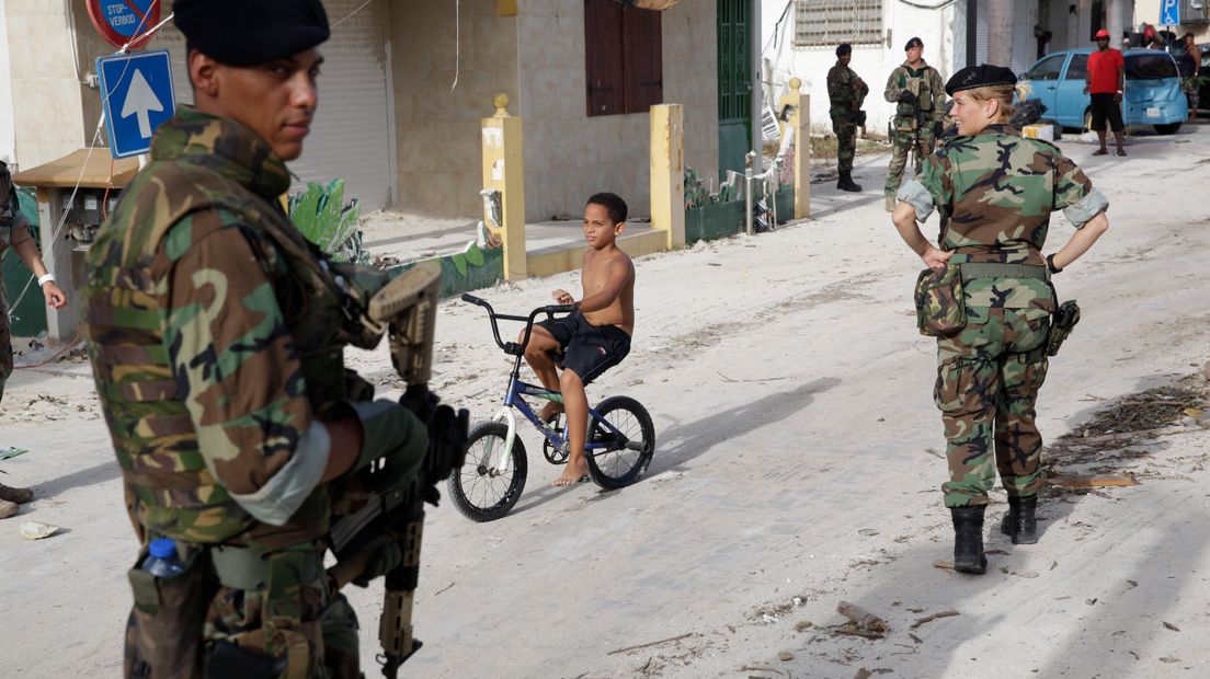 Nederlandse militairen patrouilleren door de straten van Sint Maarten (Rechten: ANP / Arie Kievit)