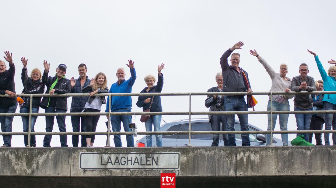 Het uitzwaaien van de TT-gangers (Rechten: Kim Stellingwerf)