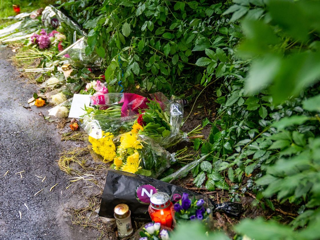 Bloemen op de plek waar Joshua om het leven kwam