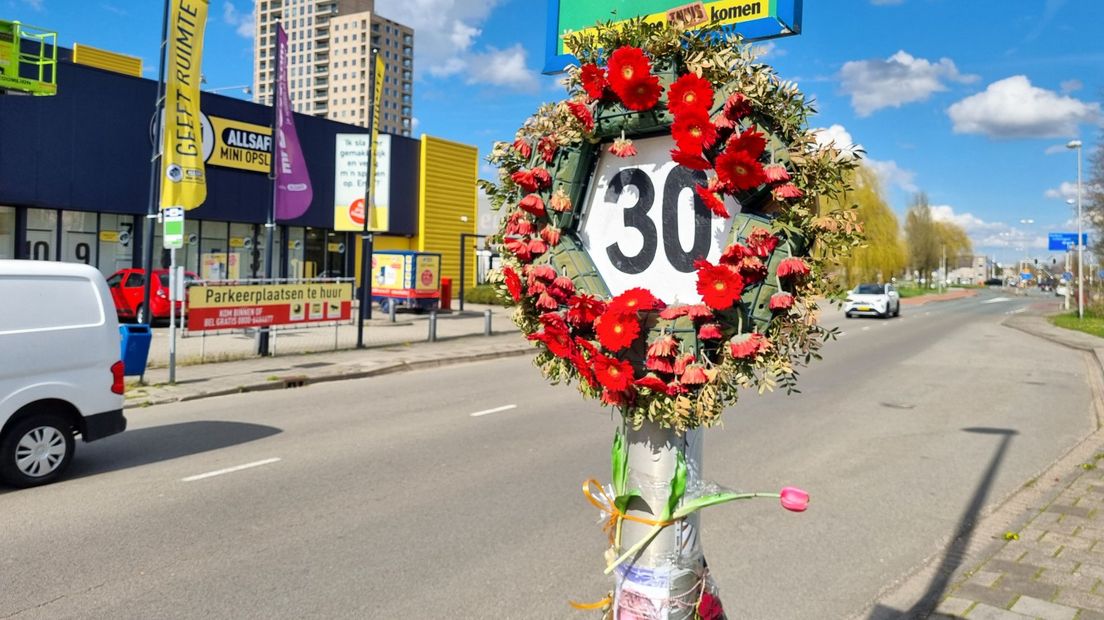 Een zelfgemaakt verkeersbord op de plek waar Nino omkwam