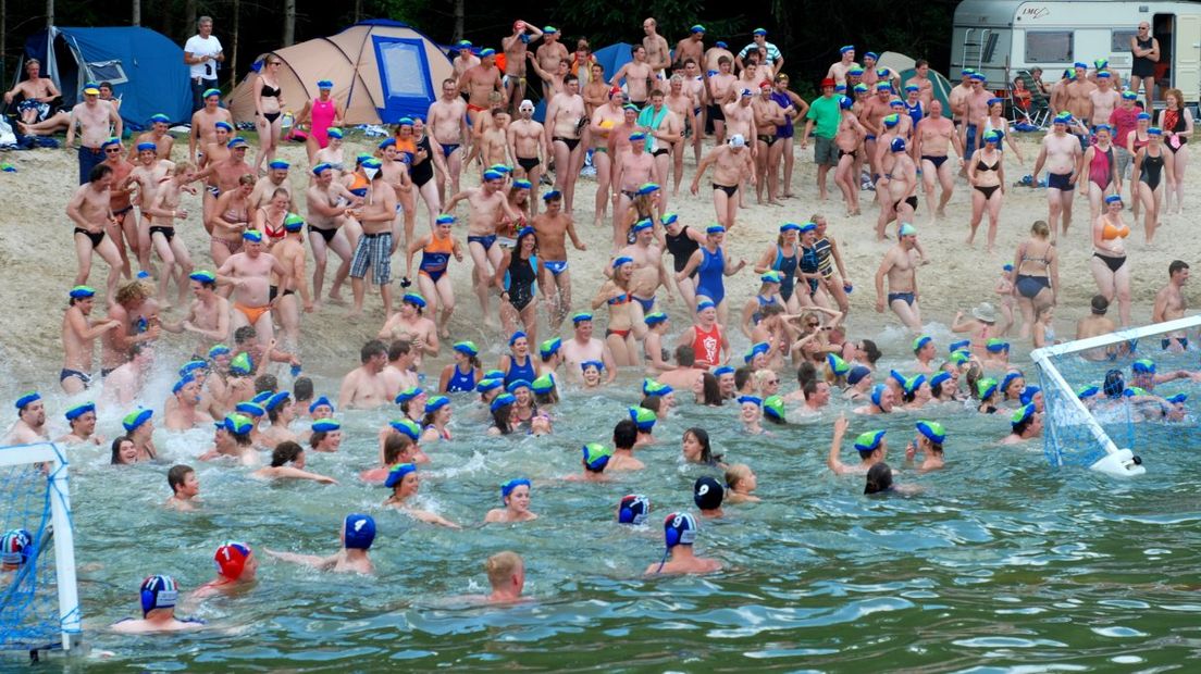 Bijna tweehonderd mensen sprongen in het water