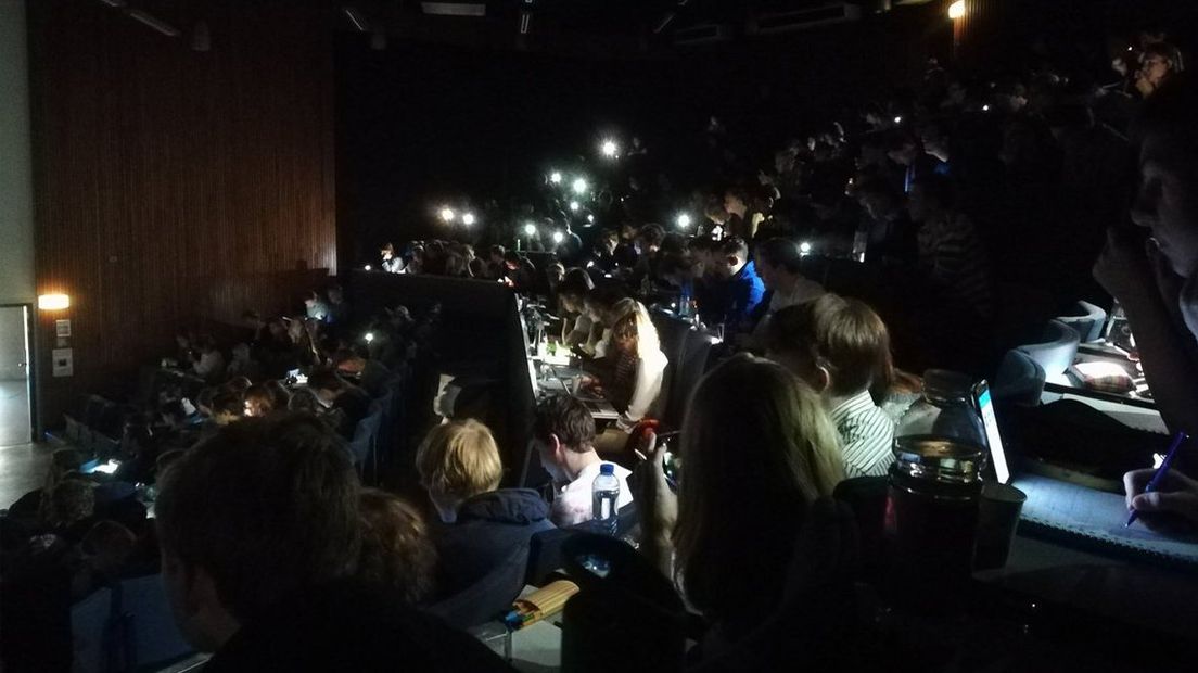 Studenten van TU Delft zitten in het donker