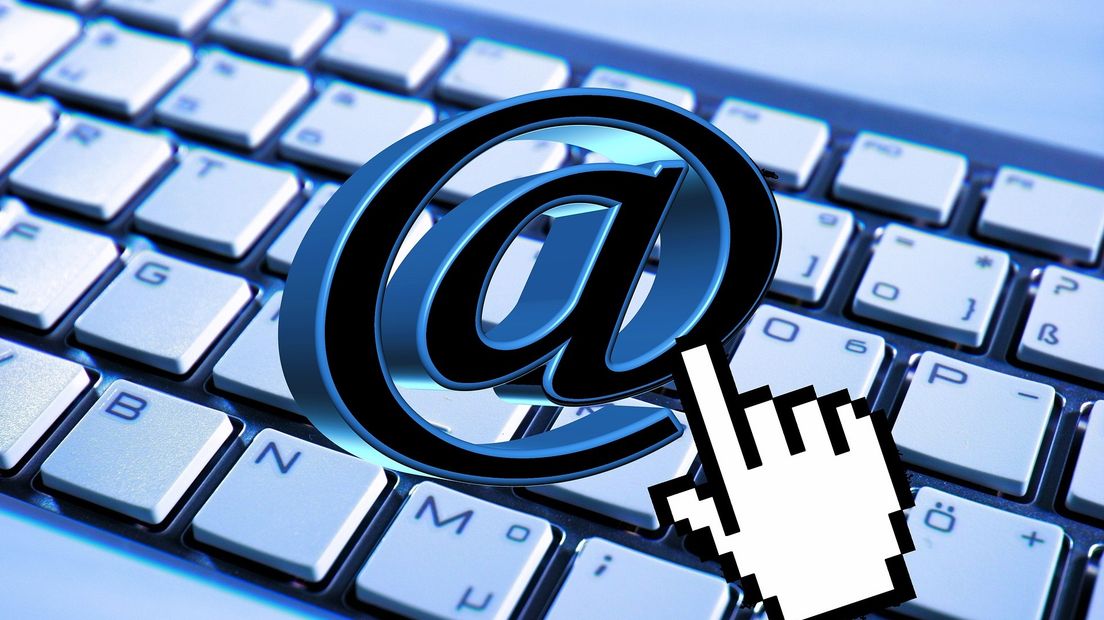 Man stuurt honderden emails (Rechten: pixabay.com)
