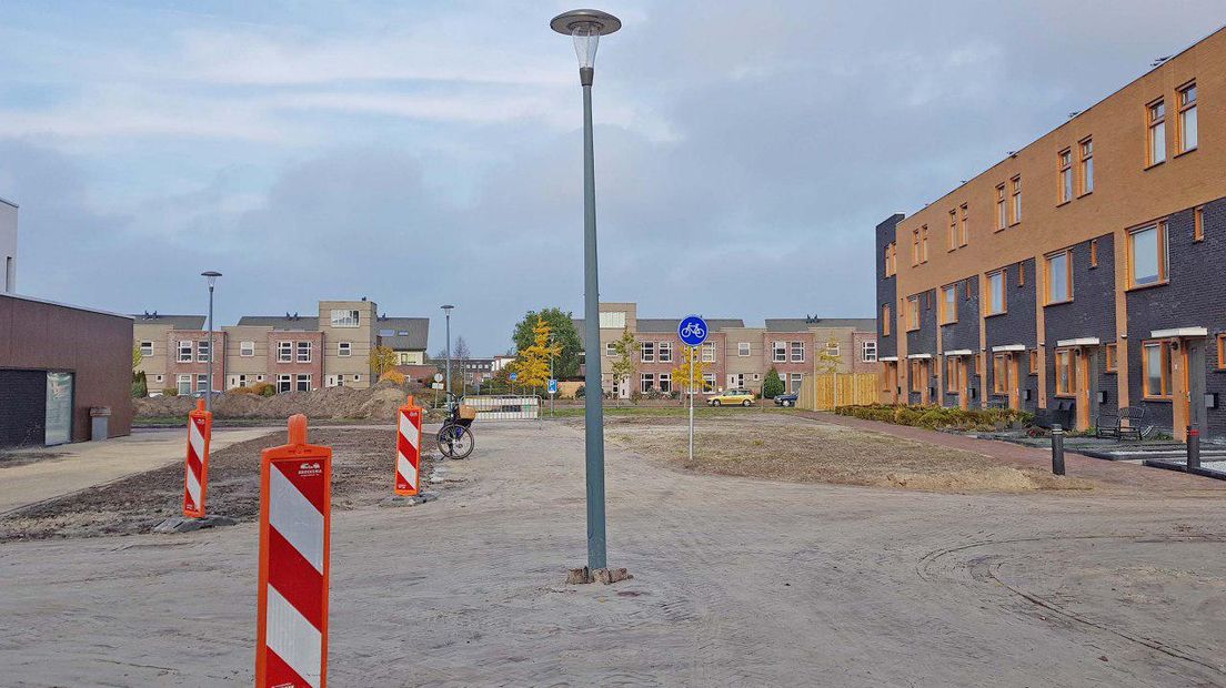 In de Asser wijk Kloosterveen hebben stratenmakers een weg rondom een lantaarnpaal gelegd (Rechten: Persbureau Meter)