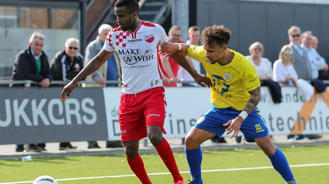 Sanny Monteiro (links) in duel met een speler van FC Lisse