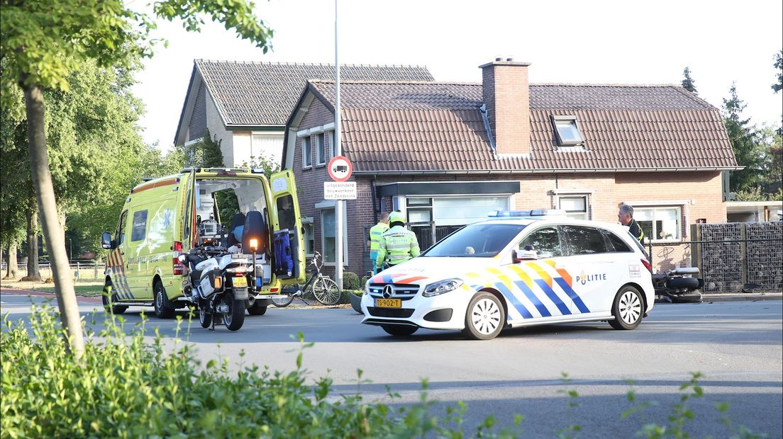 Motorrijder naar ziekenhuis na botsing in Wierden