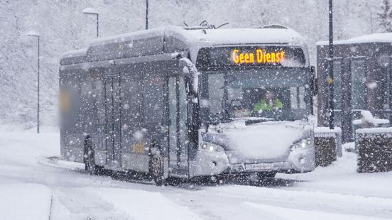 Auto's glibberen en bussen rijden niet meer in flink deel provincie