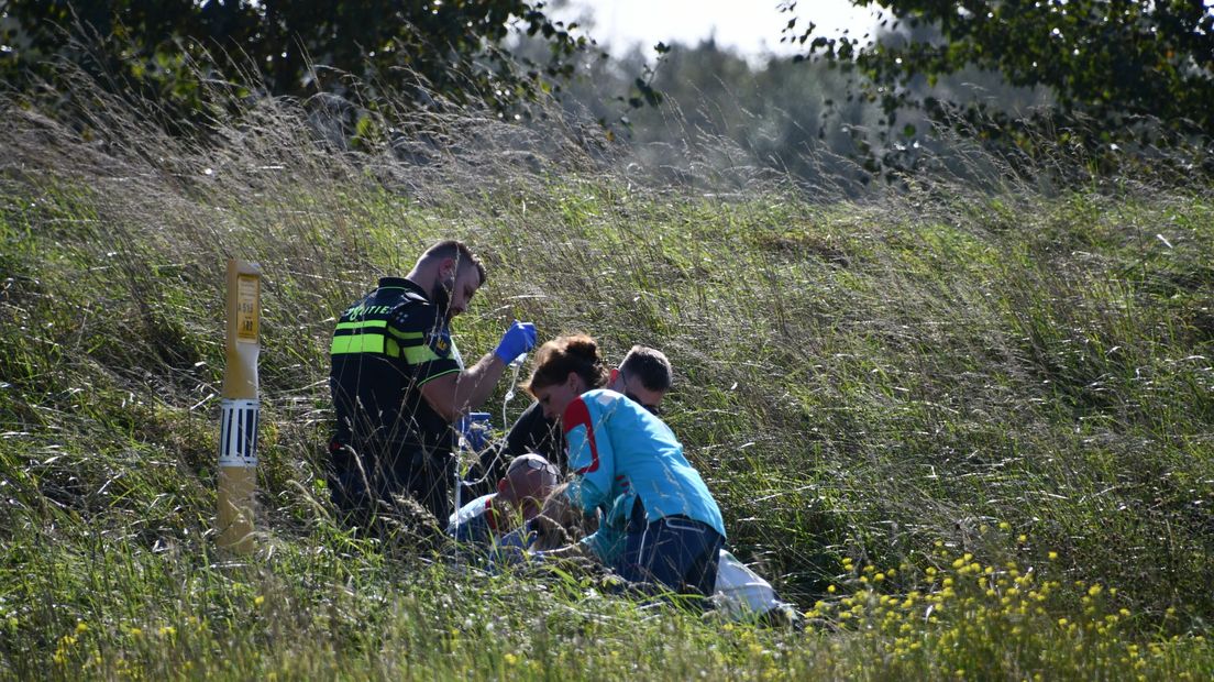 Een slachtoffer wordt geholpen in de berm