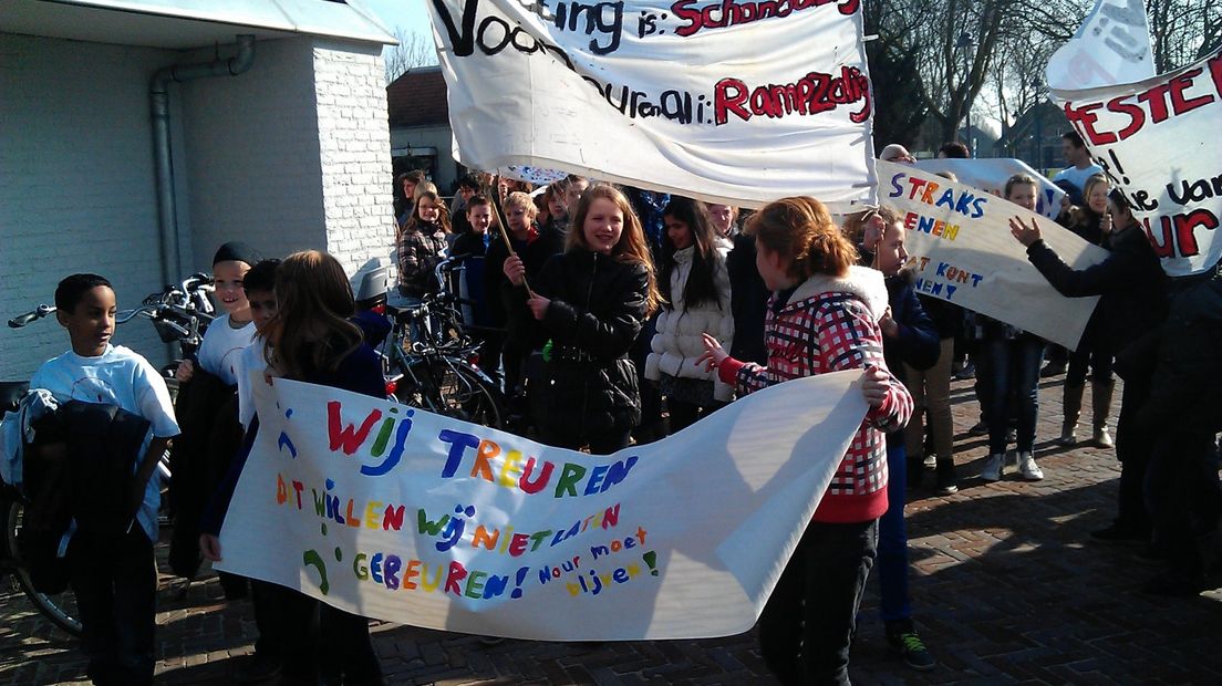 Tientallen kinderen hebben dinsdag in Bemmel geprotesteerd tegen de dreigende uitzetting van een Iraaks gezin.De Dienst Terugkeer en Vertrek is van plan het Iraakse gezin Al Timimi komende vrijdag uit te zetten.