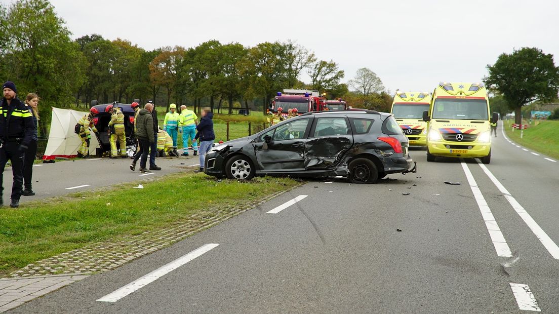 Aanrijding tussen twee auto's Diepenveen: N337 dicht