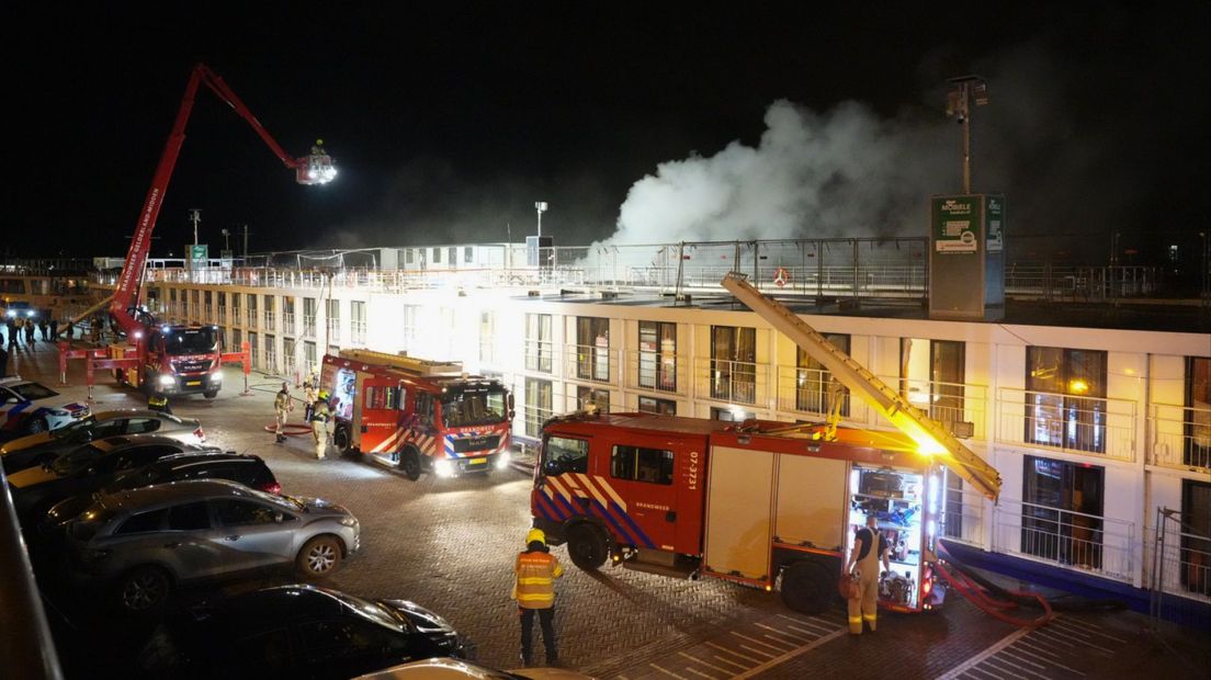 De brand woedde in het restaurant van het schip.