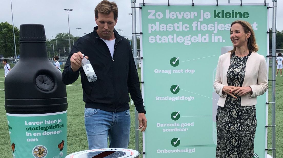 Freek Vonk levert eerste plastic flesje met statiegeld in