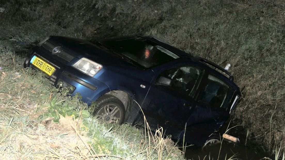 Auto belandt in sloot na kop-staartbotsing op A35 bij Wierden