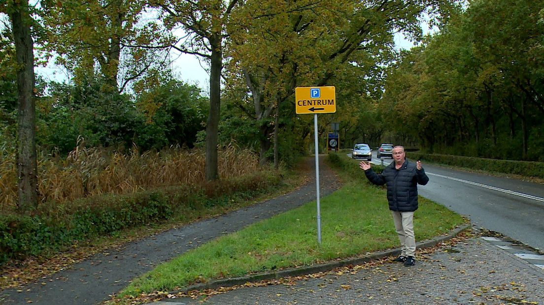 Arjan Maljaars van de ondernemersvereniging in Oostkapelle pleit voor een betere bewegwijzering naar de parkeerterreinen