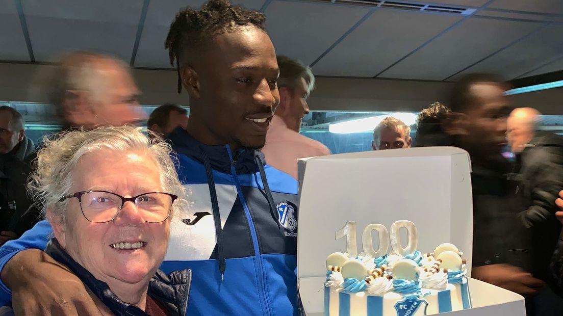 Augustine Loof viert feest met zijn moeder