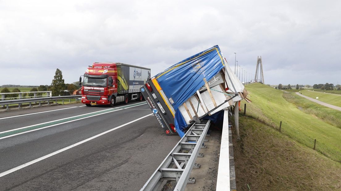 Vrachtwagen kantelt op N50 bij Kampen