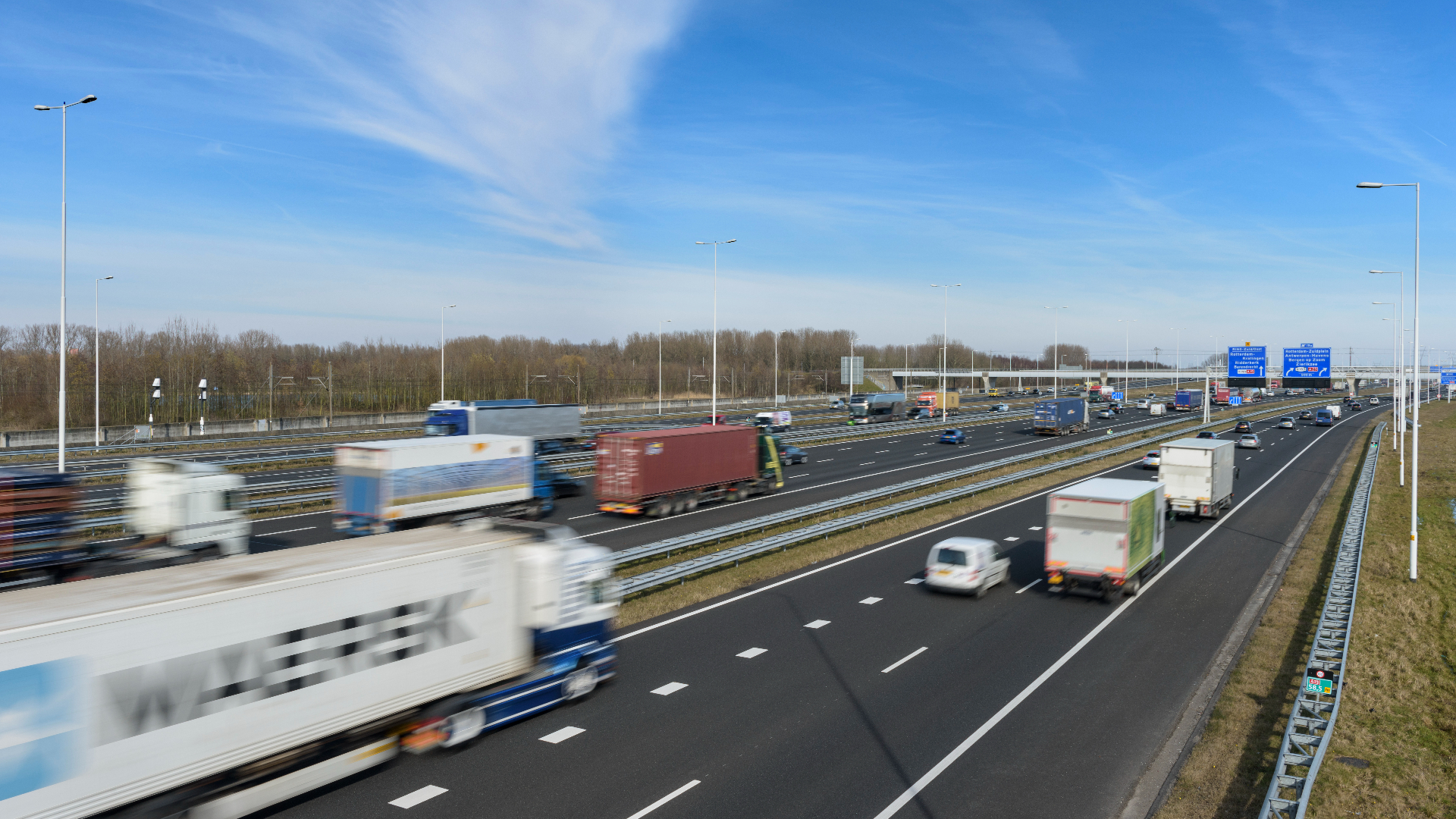 De werkzaamheden op de A15 zijn tussen de knooppunten Benelux en Vaanplein
