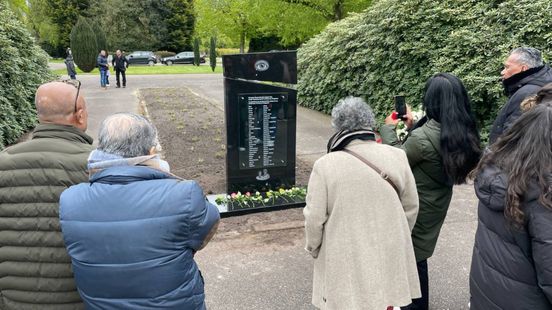 Burgemeester onthult Moluks monumenten op begraafplaatsen Midden-Groningen