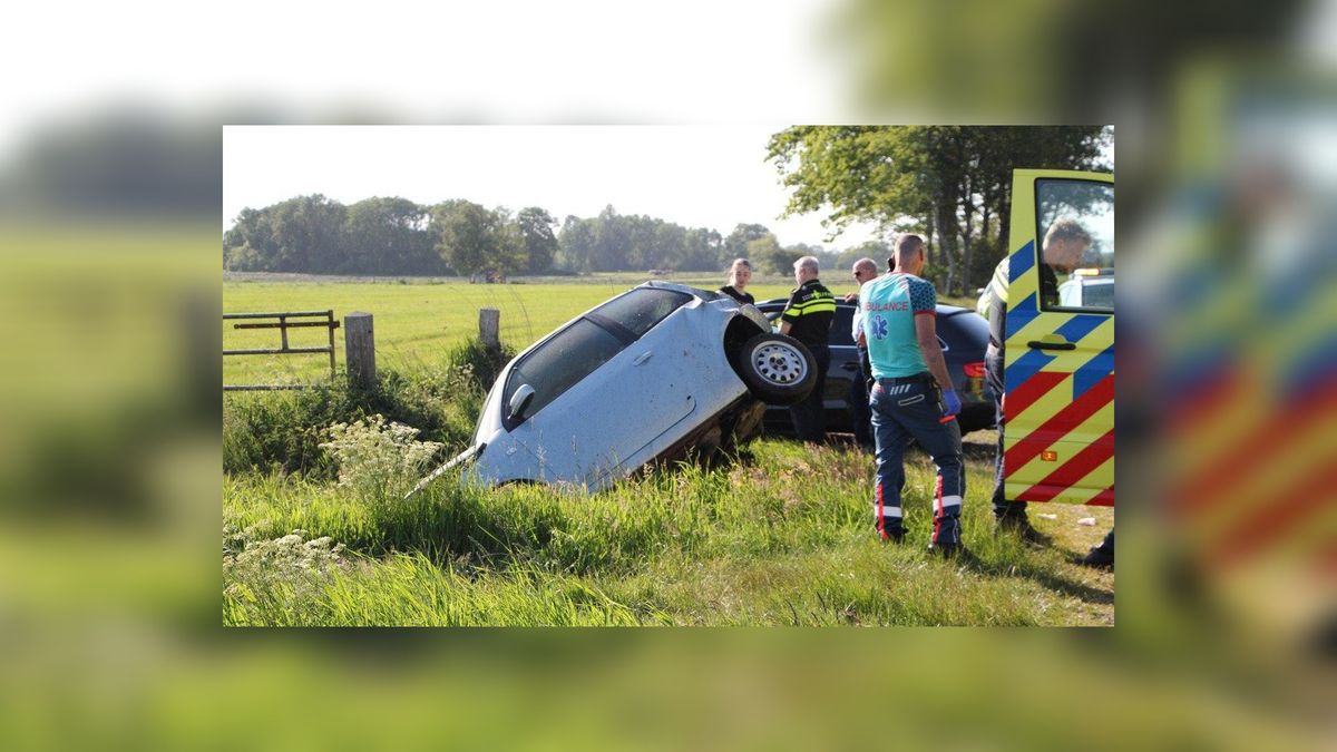 Auto rijdt sloot in bij Wijnjewoude: twee mensen gewond