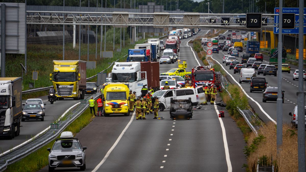 Auto op zijn kop na kop-staart-botsing, snelweg tot begin avond afgesloten