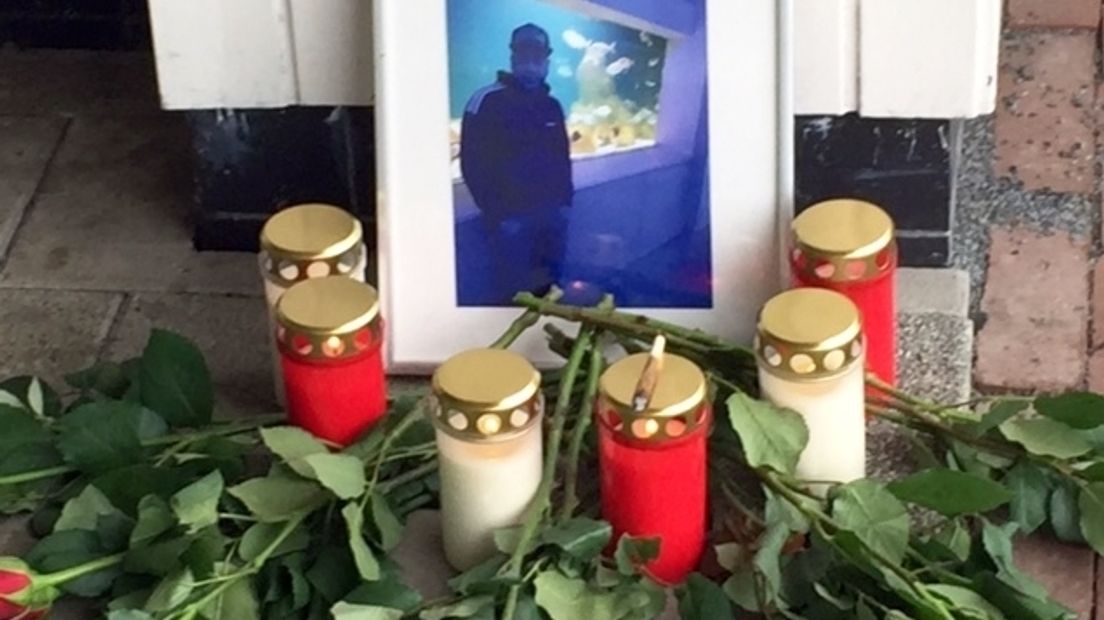 Bloemen en kaarsen voor overleden Oostburger