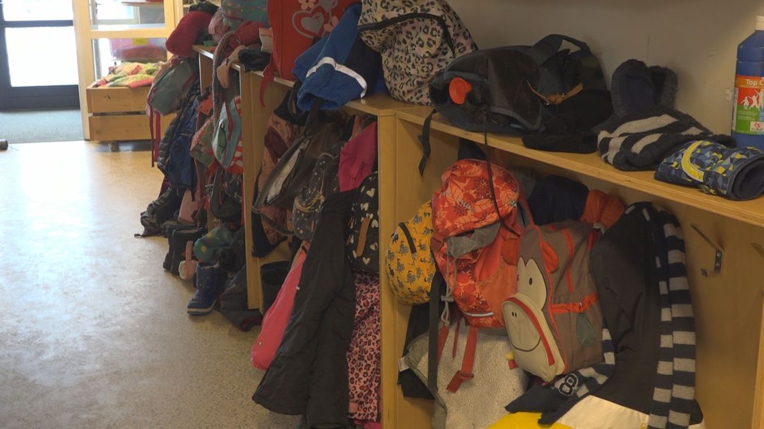 Volle kapstokken bij bassischool De Sprankel in Zwolle