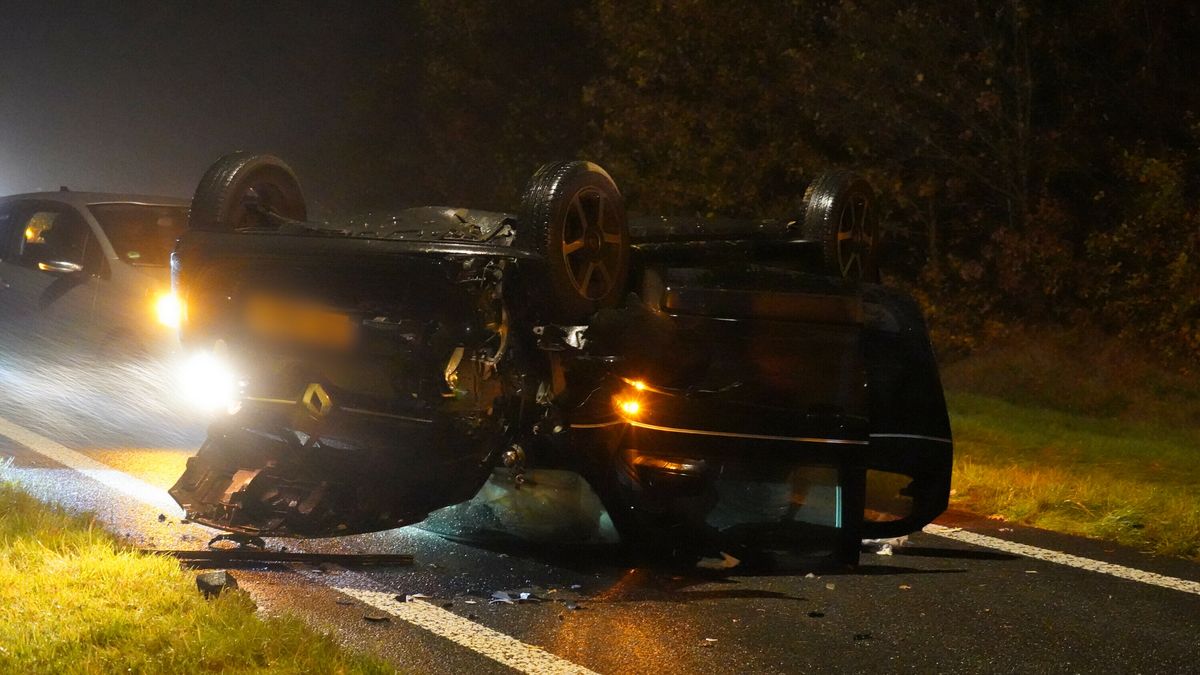 Auto vliegt over de kop op N381 bij Eursinge