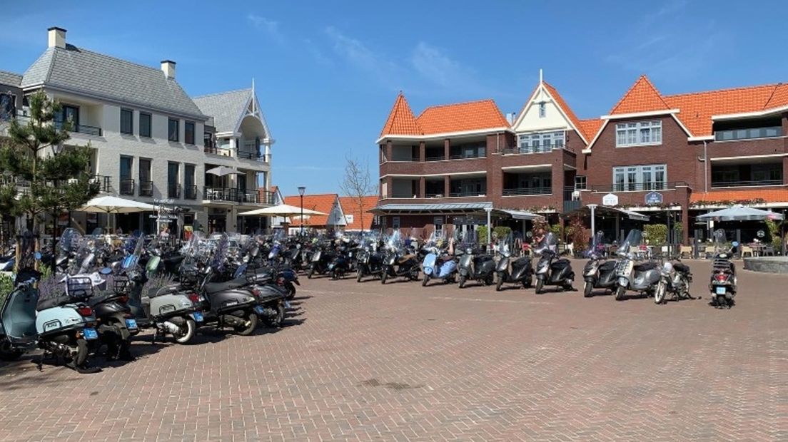 Plein Dishoek staat vol fietsen en scooters van feestvierende Walcherse jongeren