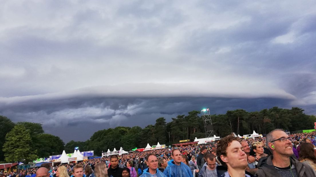 Ook boven het concert van Bon Jovi was de boogwolk te zien