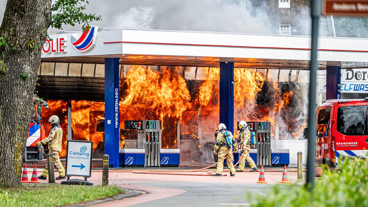 Hulpdiensten Lemmer ter plaatse voor persoon te water | Auto in sloot bij Munnekeburen