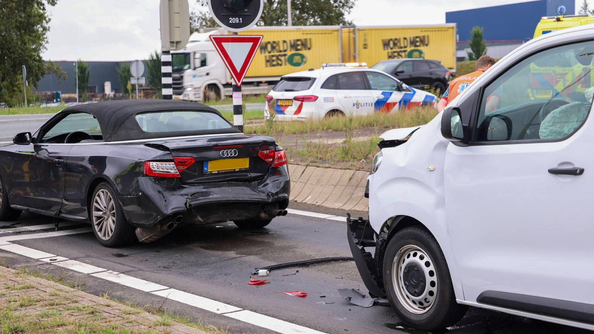 Twee gewonden bij botsing op A30