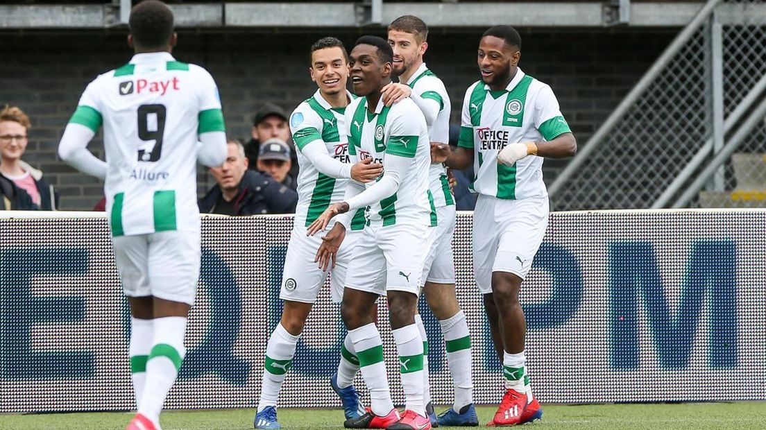 Joel Asoro is het middelpunt van de Groningse feestvreugde na zijn openingstreffer