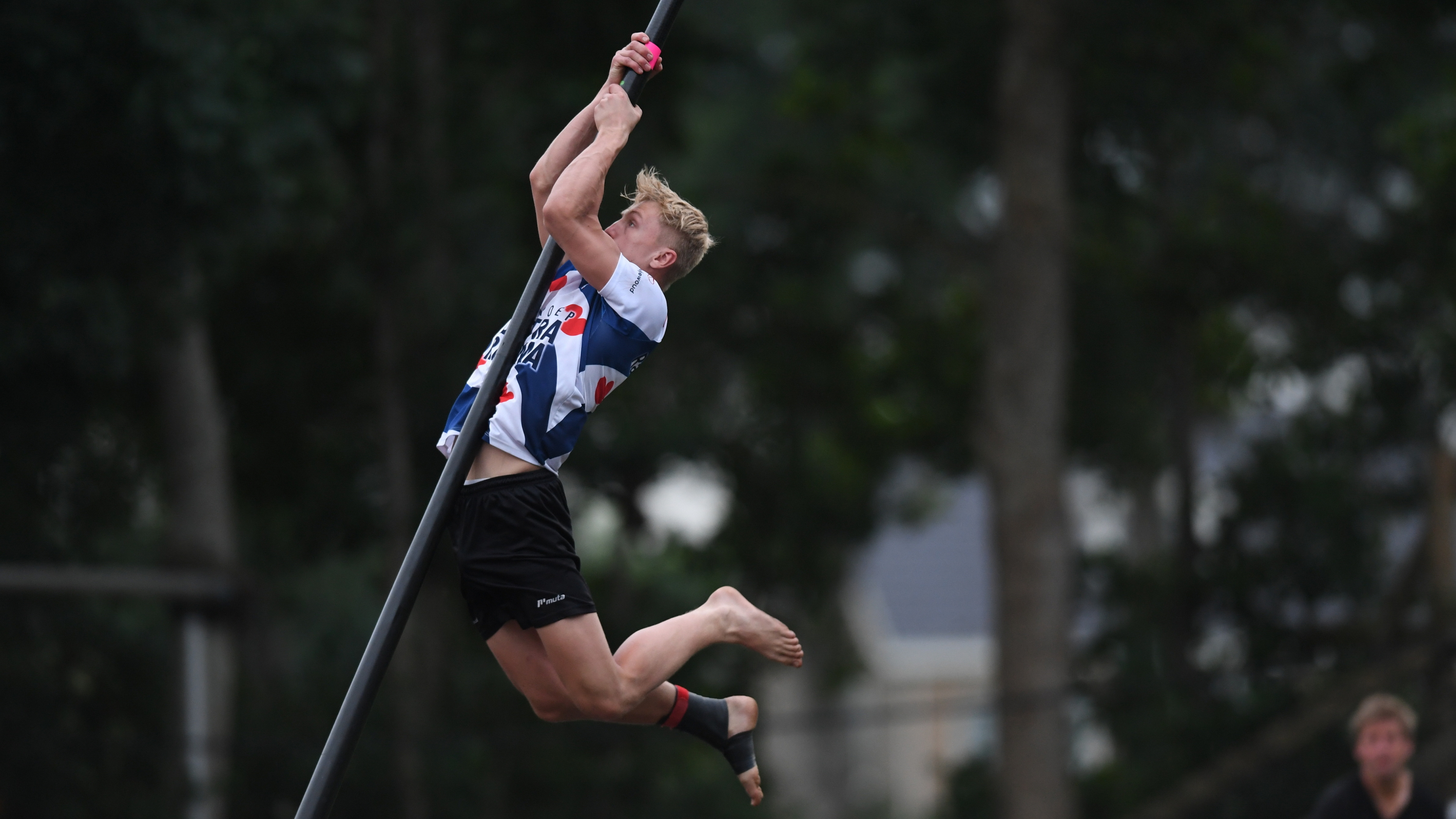 Seldsume twastriid Fryske en Hollânske fierljeppers sneon live by Omrop Fryslân