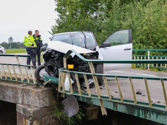 Auto knalt op brugreling, inzittenden raken lichtgewond
