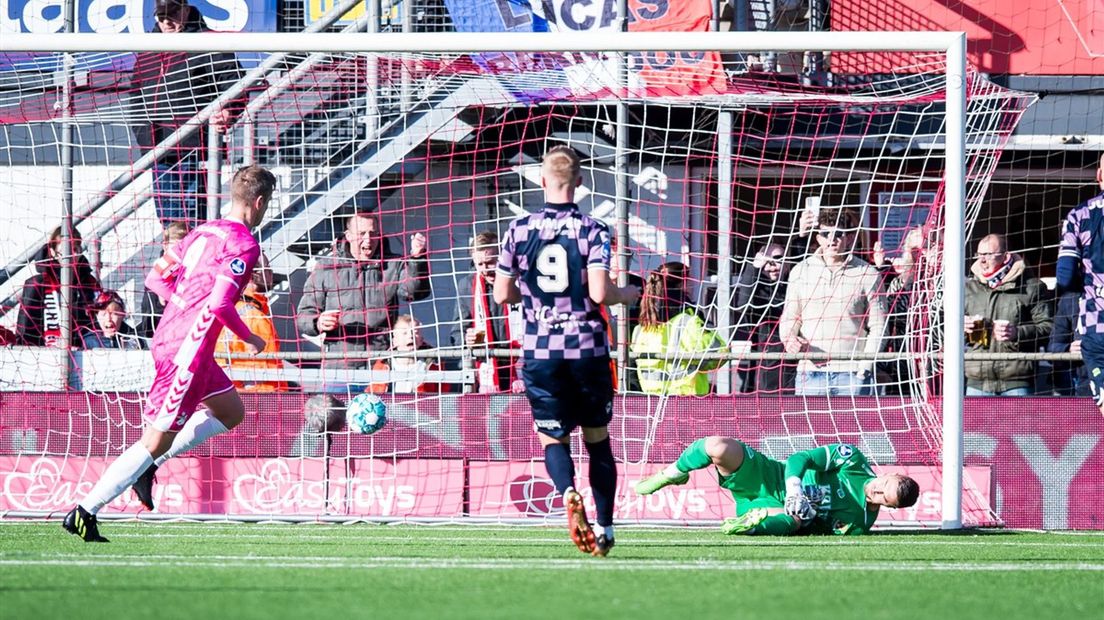 Go Ahead Eagles kreeg bij FC Emmen een discutabele penalty tegen