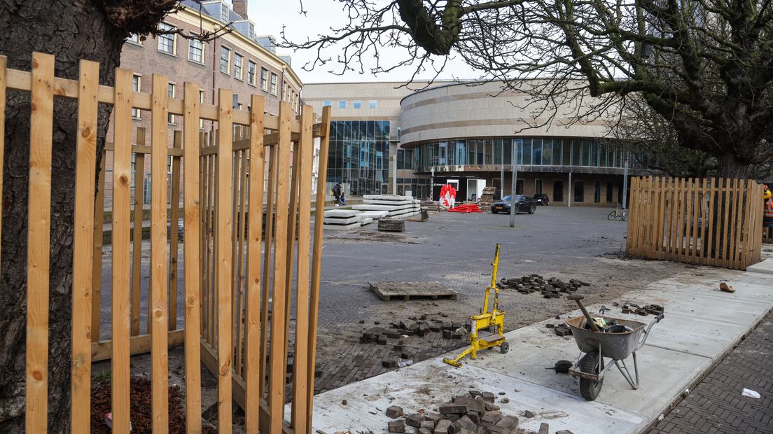 De Hofplaats met de grondwetbank die gaat verdwijnen