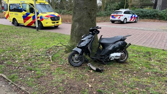 112 Nieuws: Scooterrijder gewond na botsing tegen boom | Autobranden in Almelo en Deventer. 112 Nieuws: Scooterrijder gewond na botsing tegen boom | Autobranden in Almelo en Deventer.