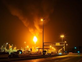 Chemiebedrijf BASF getroffen door bliksem, rookpluim te zien door extra affakkelen